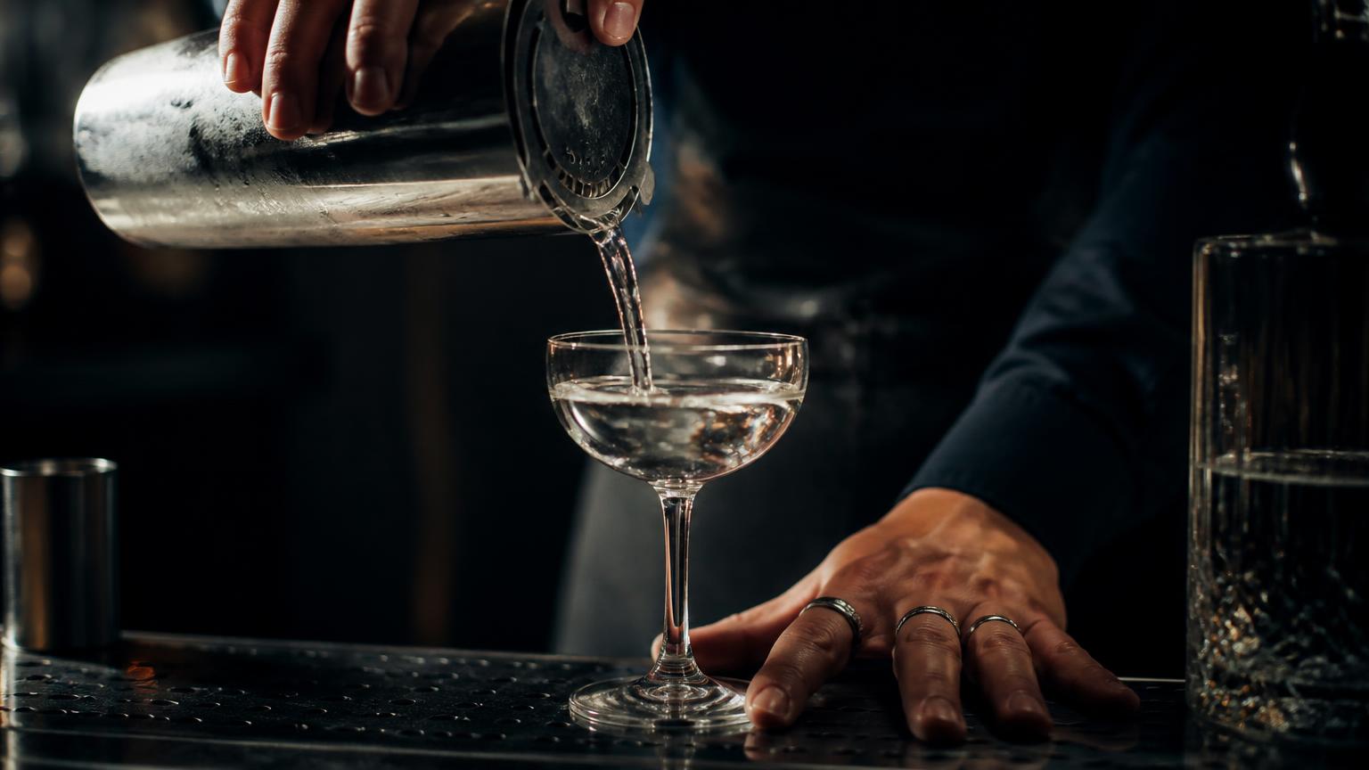 Glasklar: Das Trickvideo-Phänomen der geklärten Cocktails